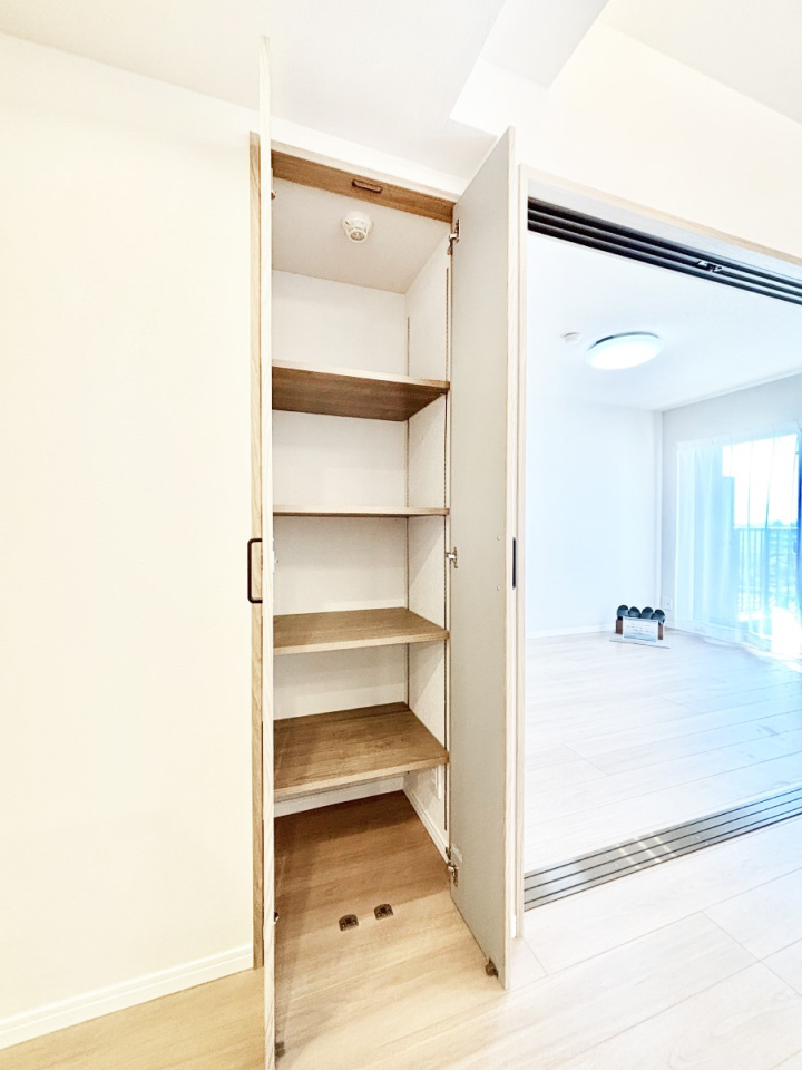 ���̑����� ���r���O���[�B�����Ɏ��[������ƕ����W�܂�LDK���X�b�L���Еt�������ł��ˁB  