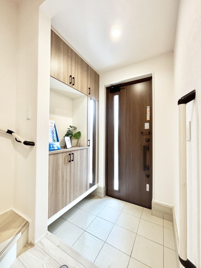 ���� �K���X�X���b�g�̓��������փh�A�������Ɍ���͂��Ă���܂�