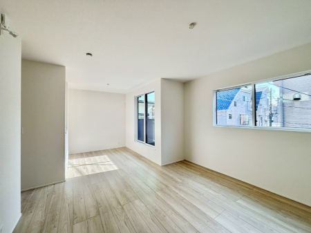 ���r���O ���邢�z���������A�����̕��͋C�ɖ�������郊�r���O�E�_�C�j���O�B �@