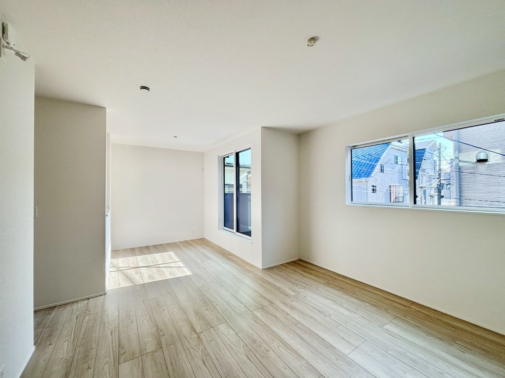 ���r���O ���邢�z���������A�����̕��͋C�ɖ�������郊�r���O�E�_�C�j���O�B �@