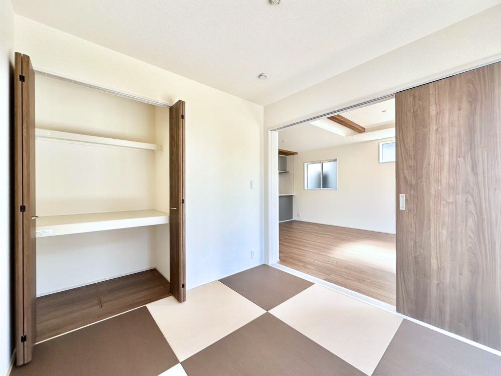 ���̑����� ���r���O�Ɨׂ荇���Ă���a���B�ق��ƈꑧ�ł���a�̋�Ԃ��Y�ꂸ�ɁB   