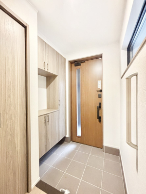 ���� �K���X�X���b�g�̓��������փh�A�������Ɍ���͂��Ă���܂�