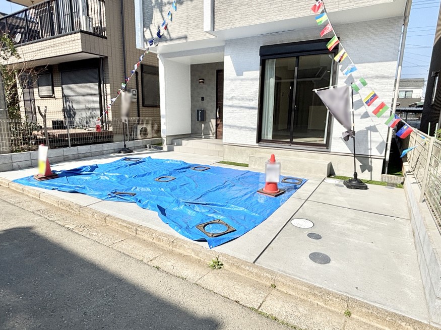  2��i�Ԏ�ɂ��j���ԉI���Ƒ��݂�Ȃ̎��]�Ԃ��u����L�X�J�[�X�y�[�X�B