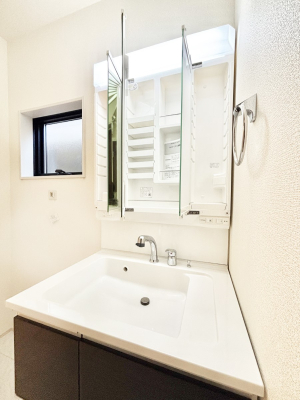 ���ʑ�E���ʏ� �O�ʋ��̗��ɁA���ϕi��q���p�i�Ȃǂ����[�\�B���ʑ����������ƕۂ��܂��I  