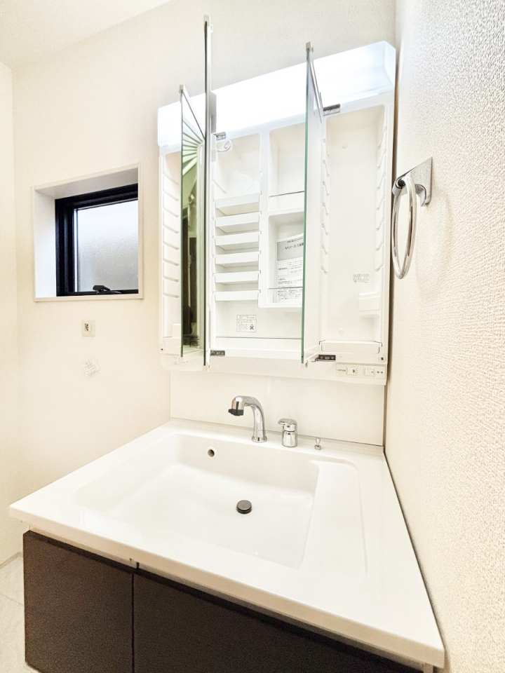 ���ʑ�E���ʏ� �O�ʋ��̗��ɁA���ϕi��q���p�i�Ȃǂ����[�\�B���ʑ����������ƕۂ��܂��I  