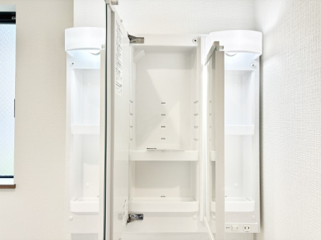 ���̑����� �O�ʋ��̗��ɁA���ϕi��q���p�i�Ȃǂ����[�\�B���ʑ����������ƕۂ��܂��I