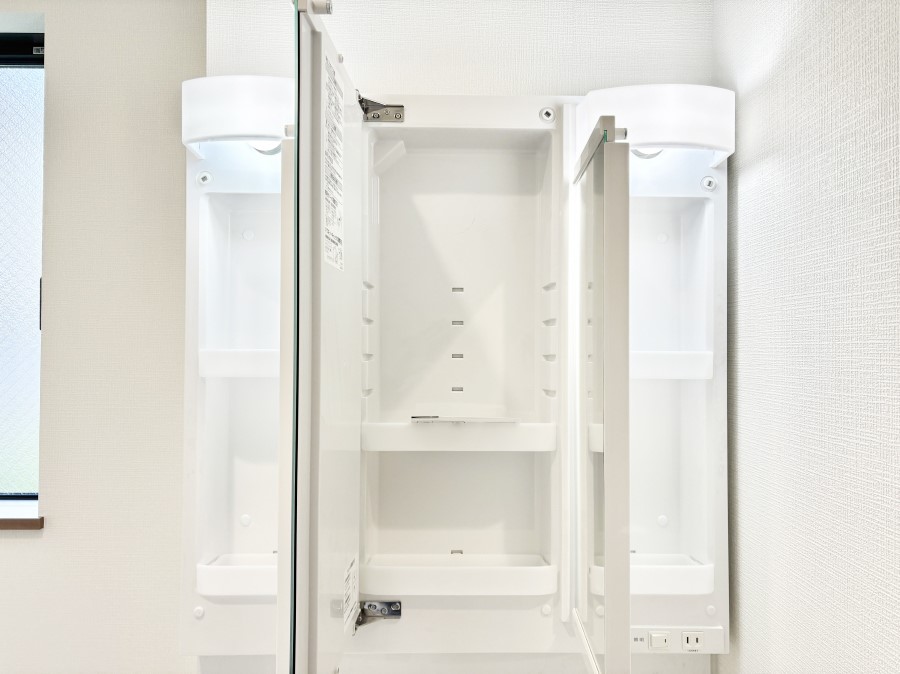 ���̑����� �O�ʋ��̗��ɁA���ϕi��q���p�i�Ȃǂ����[�\�B���ʑ����������ƕۂ��܂��I