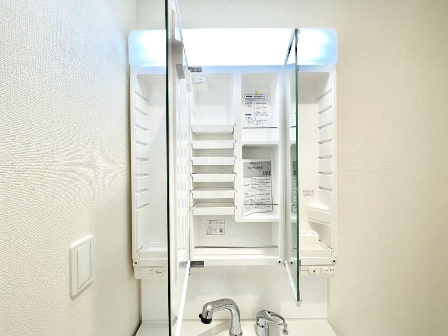 ���̑����� �O�ʋ��̗��ɁA���ϕi��q���p�i�Ȃǂ����[�\�B���ʑ����������ƕۂ��܂��I