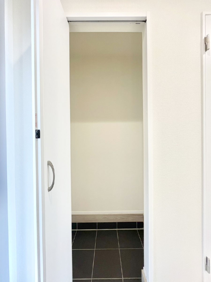 ���[ �V���[�Y�C���N���[�N�t���I�J���x�r�[�J�[���u���܂��B 