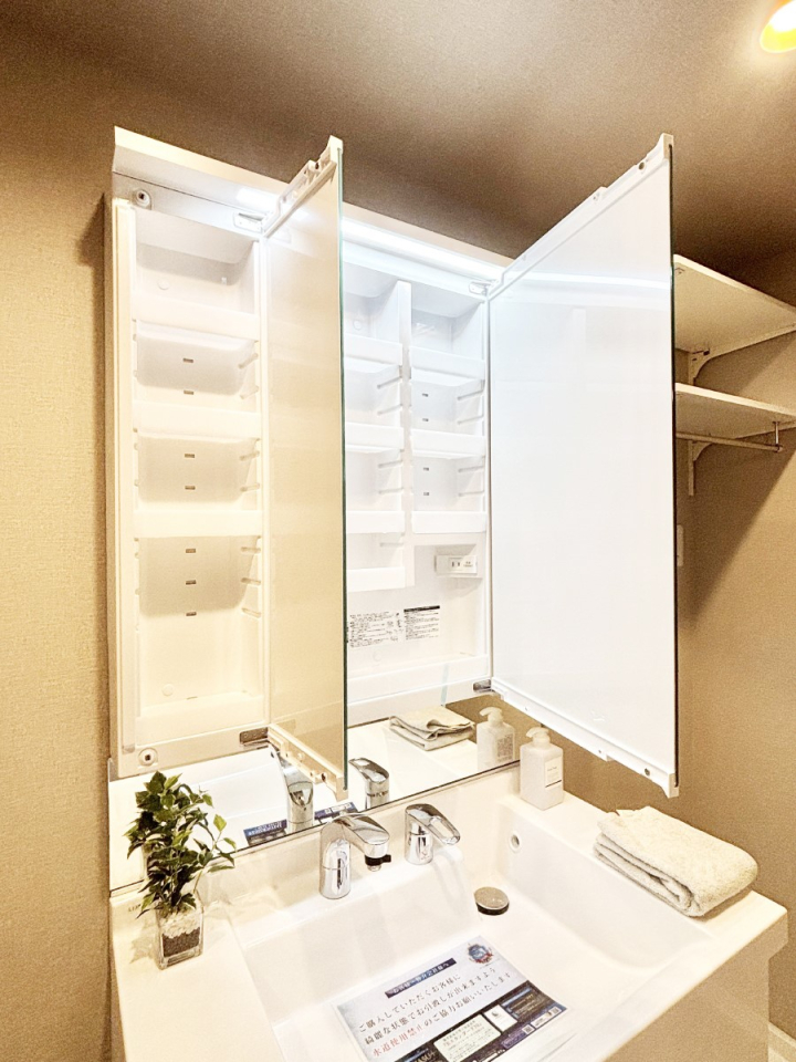 ���̑����� �O�ʋ��̗��ɁA���ϕi��q���p�i�Ȃǂ����[�\�B���ʑ����������ƕۂ��܂��I