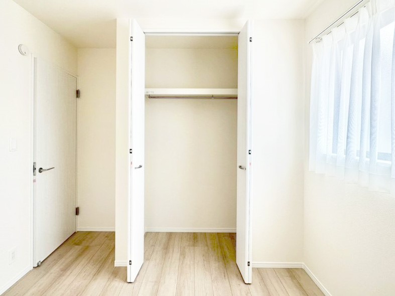 ���[ �m���̃N���[�[�b�g�B���s��������̂Ō���̈ߗނ�����������܂�܂��B