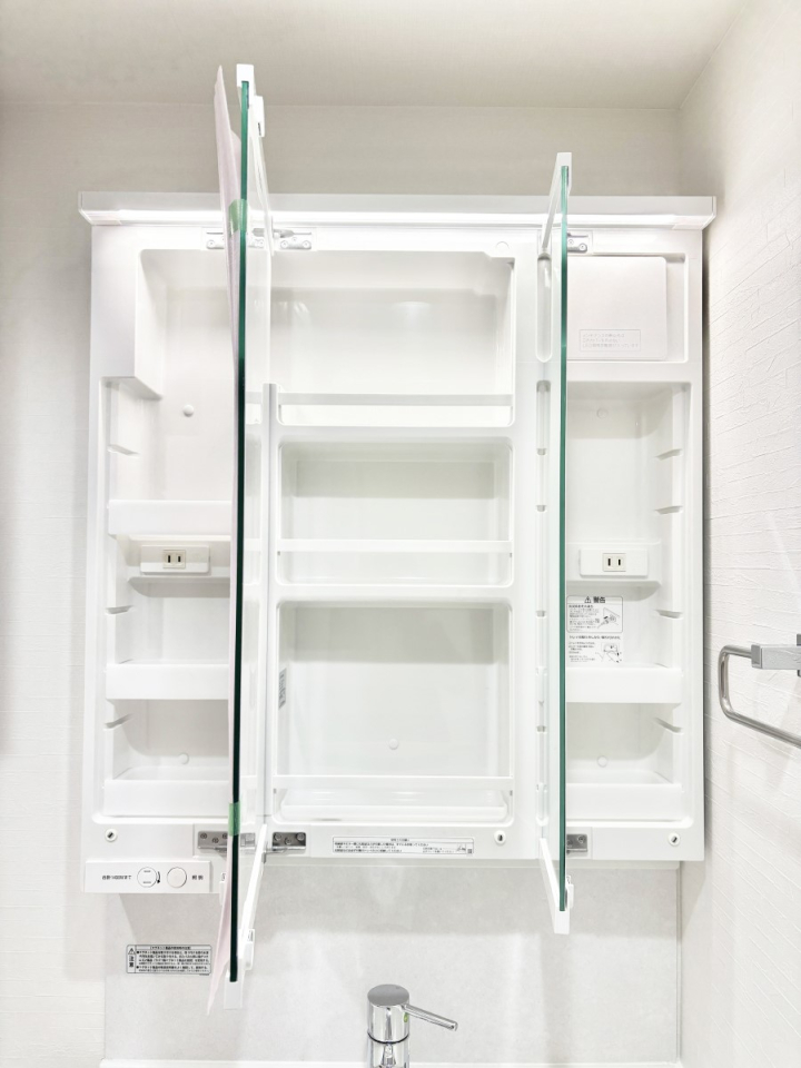 ���̑����� �O�ʋ��̗��ɁA���ϕi��q���p�i�Ȃǂ����[�\�B���ʑ����������ƕۂ��܂��I