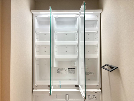 ���̑����� �O�ʋ��̗��ɁA���ϕi��q���p�i�Ȃǂ����[�\�B���ʑ����������ƕۂ��܂��I