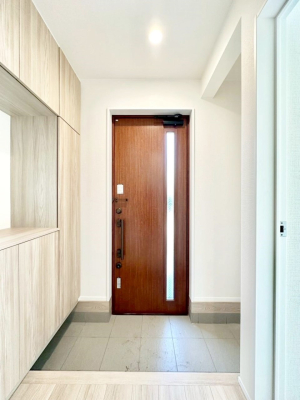 ���� �K���X�X���b�g�̓��������փh�A�������Ɍ���͂��Ă���܂�