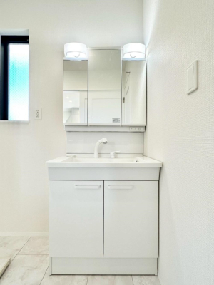 ���ʑ�E���ʏ� �O�ʋ��̗��ɁA���ϕi��q���p�i�Ȃǂ����[�\�B���ʑ����������ƕۂ��܂��I