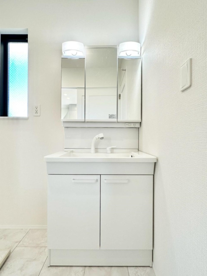 ���ʑ�E���ʏ� �O�ʋ��̗��ɁA���ϕi��q���p�i�Ȃǂ����[�\�B���ʑ����������ƕۂ��܂��I