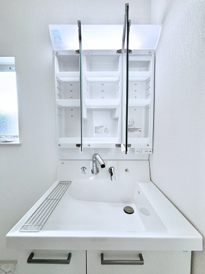 ���̑����� �O�ʋ��̗��ɁA���ϕi��q���p�i�Ȃǂ����[�\�B���ʑ����������ƕۂ��܂��I