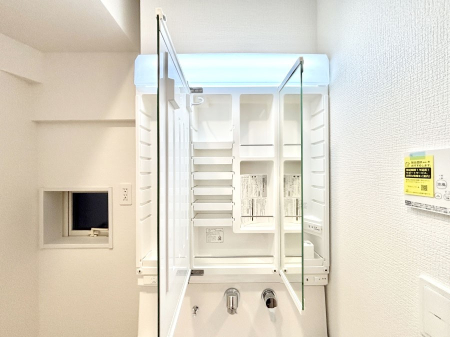 ���̑����� �O�ʋ��̗��ɁA���ϕi��q���p�i�Ȃǂ����[�\�B���ʑ����������ƕۂ��܂��I