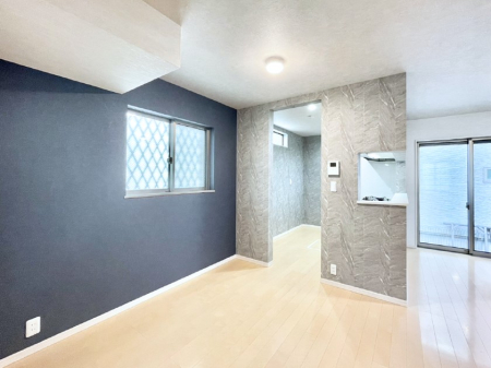 ̑ Ƒ̏Ί炪RƐ܂ĂAȕ͋C̃_CjOɎdオĂ܂B