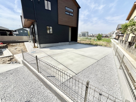  ����2��\�I�}�Ȃ��q�l�̒��ԂɁB�܂��A���Ƒ��̎��]�ԃX�y�[�X�Ƃ��Ă��劈��B