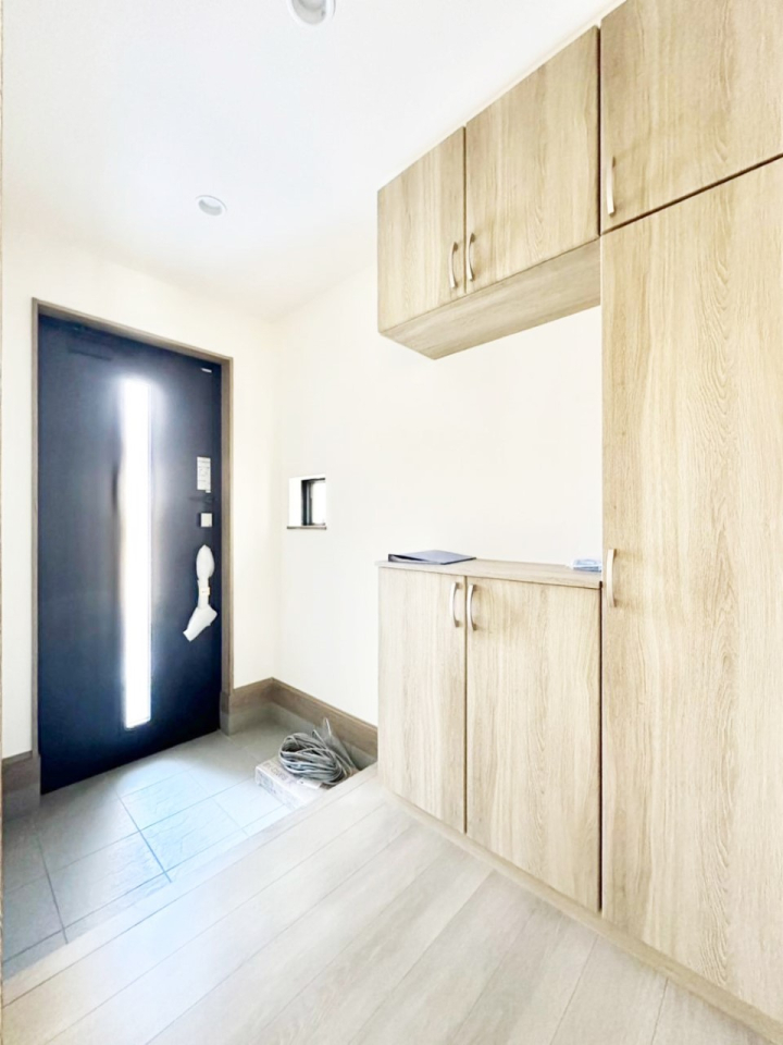 ���� �K���X�X���b�g�̓��������փh�A�������Ɍ���͂��Ă���܂�