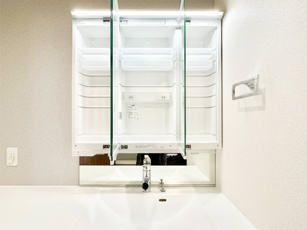 ���̑����� �O�ʋ��̗��ɁA���ϕi��q���p�i�Ȃǂ����[�\�B���ʑ����������ƕۂ��܂��I