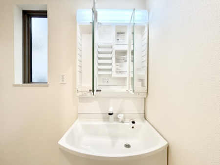 ���̑����� �O�ʋ��̗��ɁA���ϕi��q���p�i�Ȃǂ����[�\�B���ʑ����������ƕۂ��܂��I