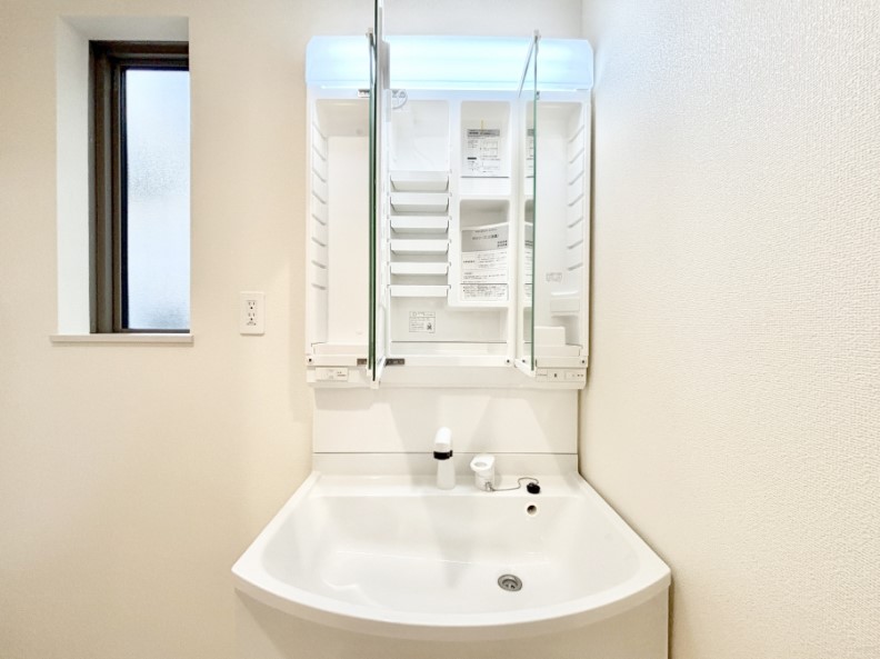 ���̑����� �O�ʋ��̗��ɁA���ϕi��q���p�i�Ȃǂ����[�\�B���ʑ����������ƕۂ��܂��I