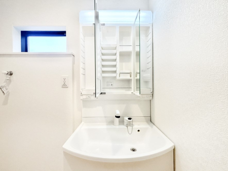 ���ʑ�E���ʏ� �O�ʋ��̗��ɁA���ϕi��q���p�i�Ȃǂ����[�\�B���ʑ����������ƕۂ��܂��I  