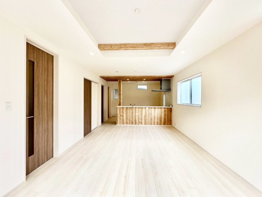 ���r���O ���邢�z���������A�����̕��͋C�ɖ�������郊�r���O�E�_�C�j���O�B 