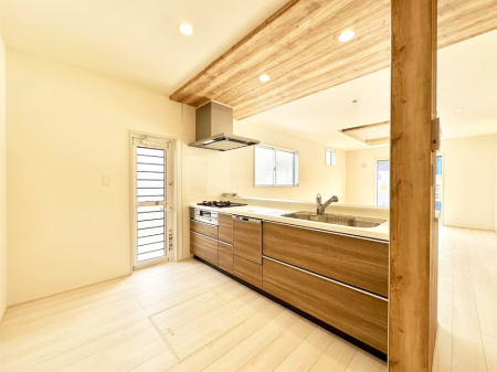 �L�b�`�� ���r���O�ŗV�Ԃ��q�l�������Ȃ��炨�������ł���ΖʃL�b�`���B  