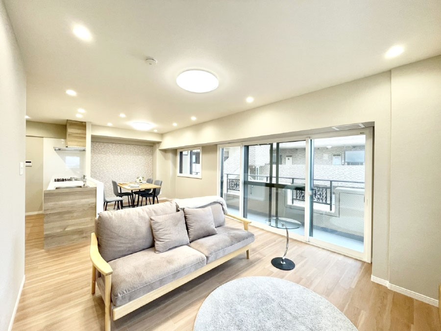 ���r���O ���R������荞�܂�A�Ƒ��c���̏ꏊ�𖾂邭���o