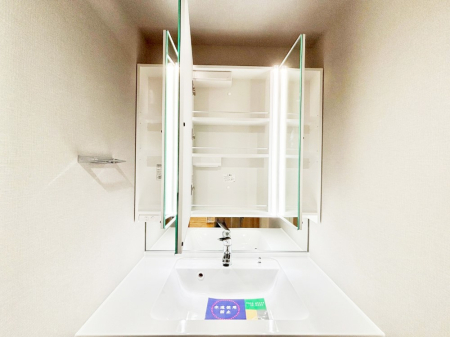 ���̑����� �O�ʋ��̗��ɁA���ϕi��q���p�i�Ȃǂ����[�\�B���ʑ����������ƕۂ��܂��I