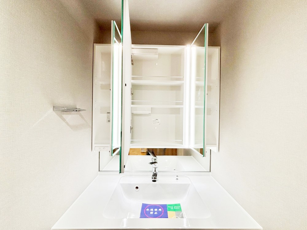 ���̑����� �O�ʋ��̗��ɁA���ϕi��q���p�i�Ȃǂ����[�\�B���ʑ����������ƕۂ��܂��I