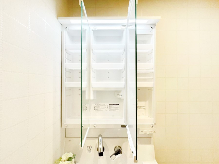 ���̑����� �O�ʋ��̗��ɁA���ϕi��q���p�i�Ȃǂ����[�\�B���ʑ����������ƕۂ��܂��I