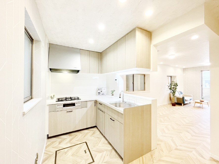 �L�b�`�� ���Ƒ��̉�b�e�ޑΖʃL�b�`���B���������̃p�p�}�}�����Ƒ��Ɖ߂������Ԃ����������I