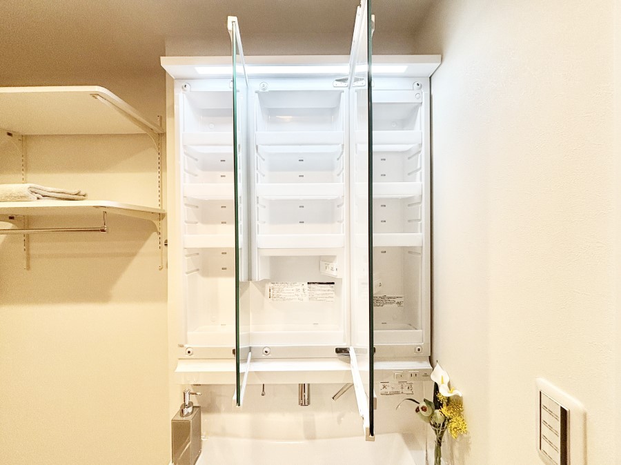 ���̑����� �O�ʋ��̗��ɁA���ϕi��q���p�i�Ȃǂ����[�\�B���ʑ����������ƕۂ��܂��I