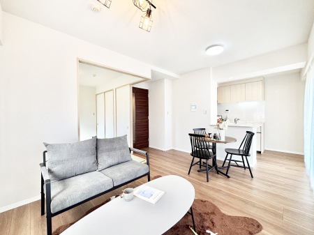 ���r���O �Ƒ��̘a�₩�ȉ�b���������Ă������B�J�����̂��郊�r���O�ł��B