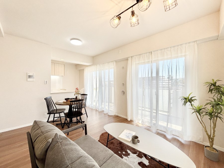 ���̑����� �V���v���ȃf�U�C���Ȃ̂ŃC���e���A���l����̂��y���݂ł���