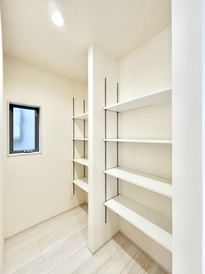 ���̑����� �L�b�`���ɂ̓p���g���[�I�H�ނ̃X�g�b�N�͂������A���p�i�̎��[�Ȃǎg�����͂��낢��I