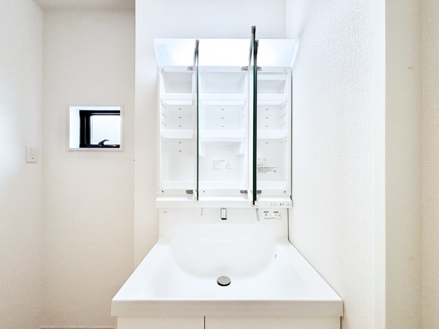 ���̑����� �O�ʋ��̗��ɁA���ϕi��q���p�i�Ȃǂ����[�\�B���ʑ����������ƕۂ��܂��I