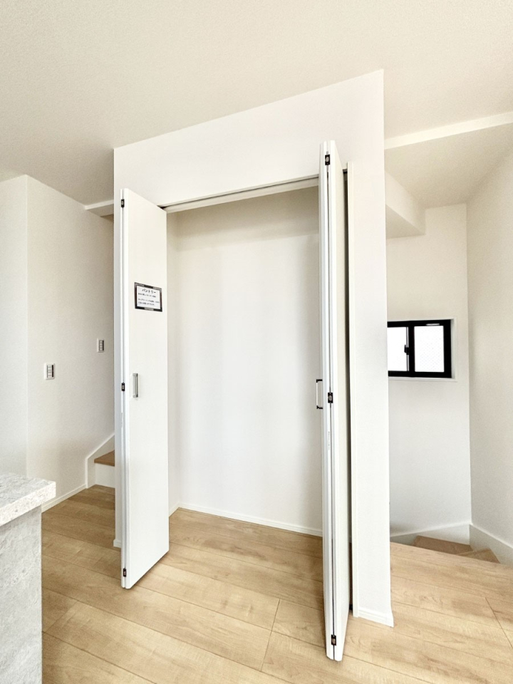 ���̑����� ���r���O���[�B�����Ɏ��[������ƕ����W�܂�LDK���X�b�L���Еt�������ł��ˁB  