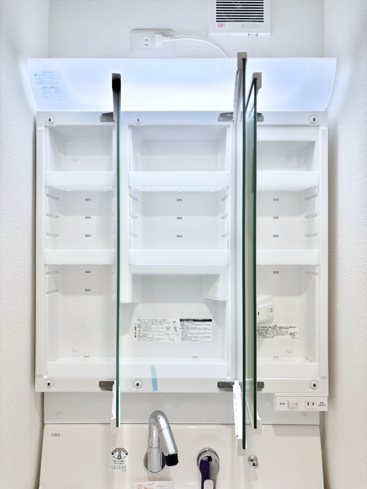 ���̑����� �O�ʋ��̗��ɁA���ϕi��q���p�i�Ȃǂ����[�\�B���ʑ����������ƕۂ��܂��I