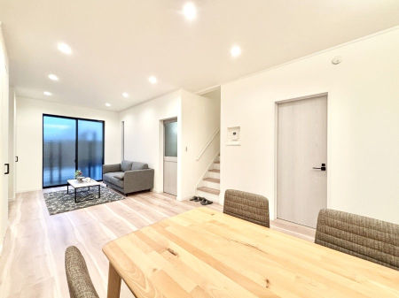 ���̑����� �Ƒ��̏Ί炪���R�Ɛ��܂�Ă���A����ȕ��͋C�̃_�C�j���O�Ɏd�オ���Ă��܂��B