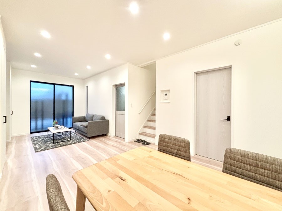 ���̑����� �Ƒ��̏Ί炪���R�Ɛ��܂�Ă���A����ȕ��͋C�̃_�C�j���O�Ɏd�オ���Ă��܂��B