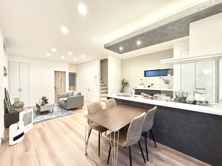 ���r���O ���Ƒ��̓��₩�Șb�����ŕ�܂�閾�邢���r���O