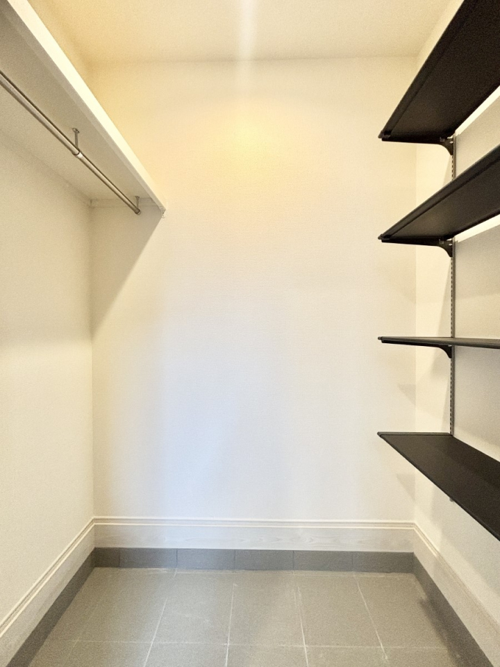 ���[ ���I�E�n���K�[�|�[���t���̓y�Ԏ��[�B�J���x�r�[�J�[�Ȃǂ�u���܂��B  