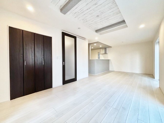 ���̑����� �܂�グ�V��͗��̓I�ȉ��s��������̂ŁA�V�䂪�L�������ĊJ���I�ȋ�Ԃ����o�ł��܂��B  