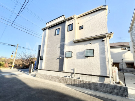 ���n�O�ώʐ^ �������ꂽ�O�ρA�㎿�ȏZ��Ԃ��L���鎺���͉i�����S���ĉ߂�����Z���ł��B 