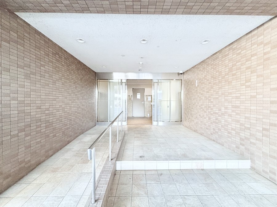 �G���g�����X �O�� �Y��ȃG���g�����X�́A���Z�҂�D�����}������Ă���܂�  